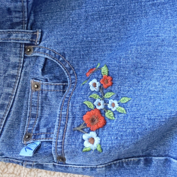 Embroidered Jeans Great For Summer 🌞 These Are The perfect Jeans! - Picture 3 of 8